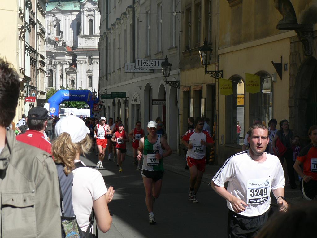 Maraton 08 049.jpg - stojíme asi na 15 kilometru